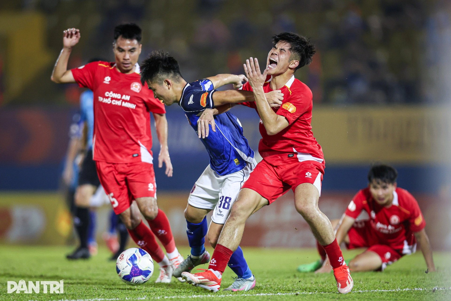 ស៊ុត​បញ្ចូល​ទី​បាន​មួយ​គ្រាប់​ឯង Tien Linh ទះ​ដៃ​សុំទោស​អ្នក​គាំទ្រ - 2