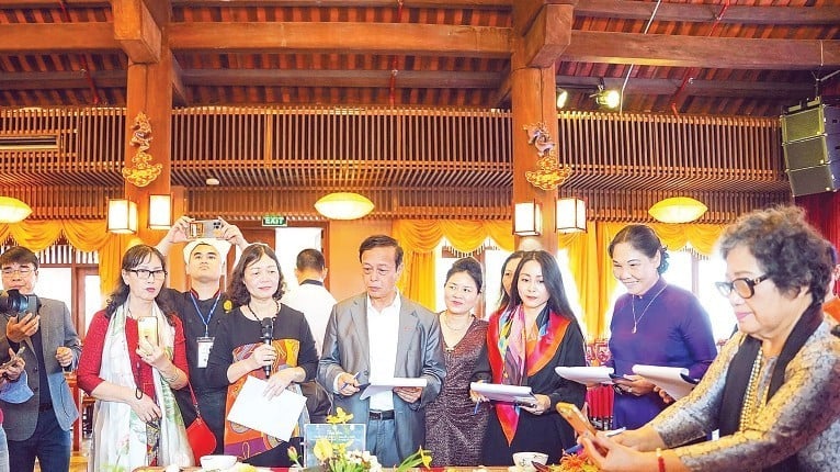 អ្នកជំនាញផ្នែកធ្វើម្ហូប និងសិប្បករវិនិច្ឆ័យការប្រកួតធ្វើម្ហូបបែបប្រពៃណី Bat Trang។