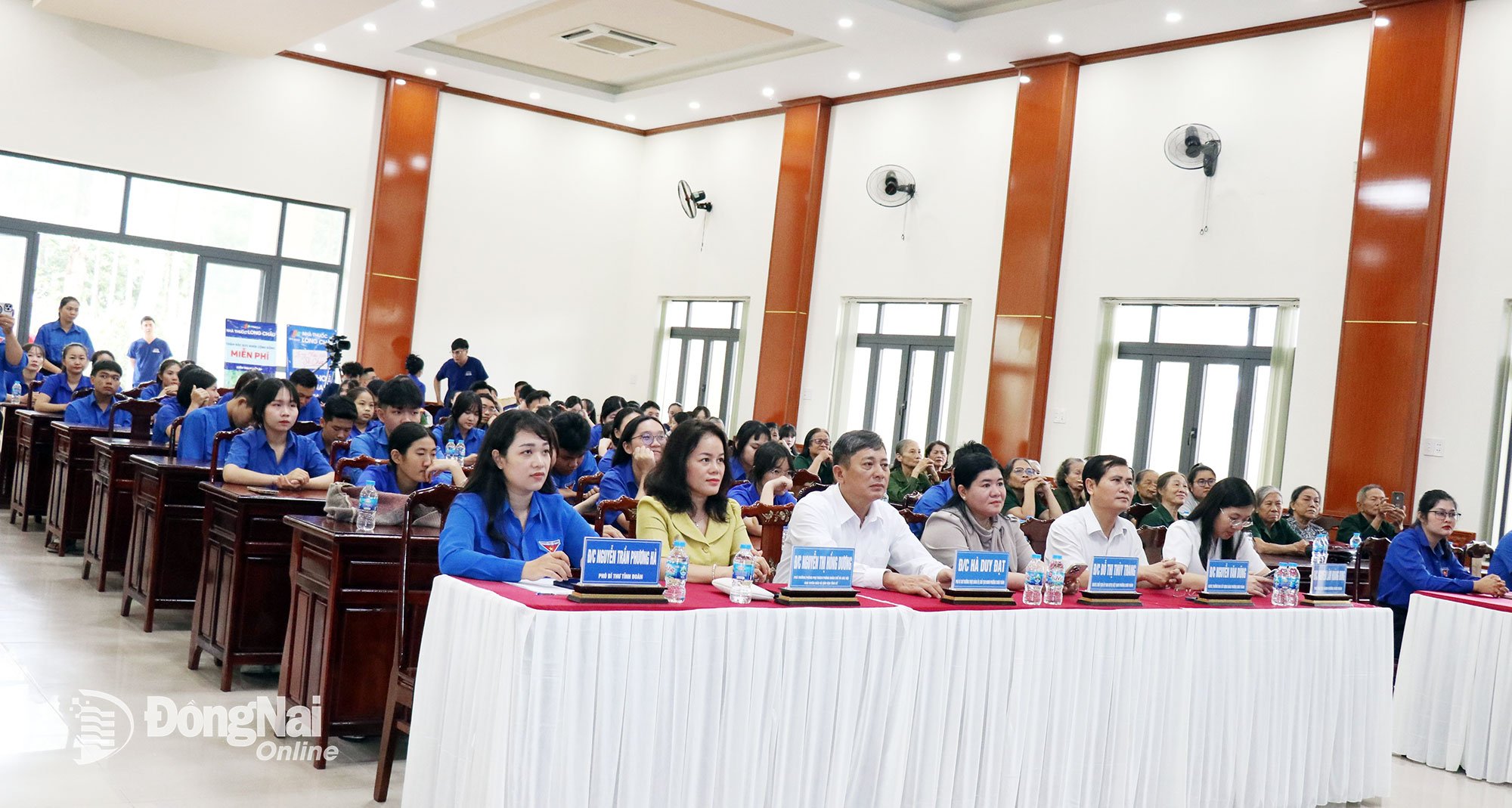 Các đại biểu tham dự lễ ra quân. Ảnh: Ngọc Huyền