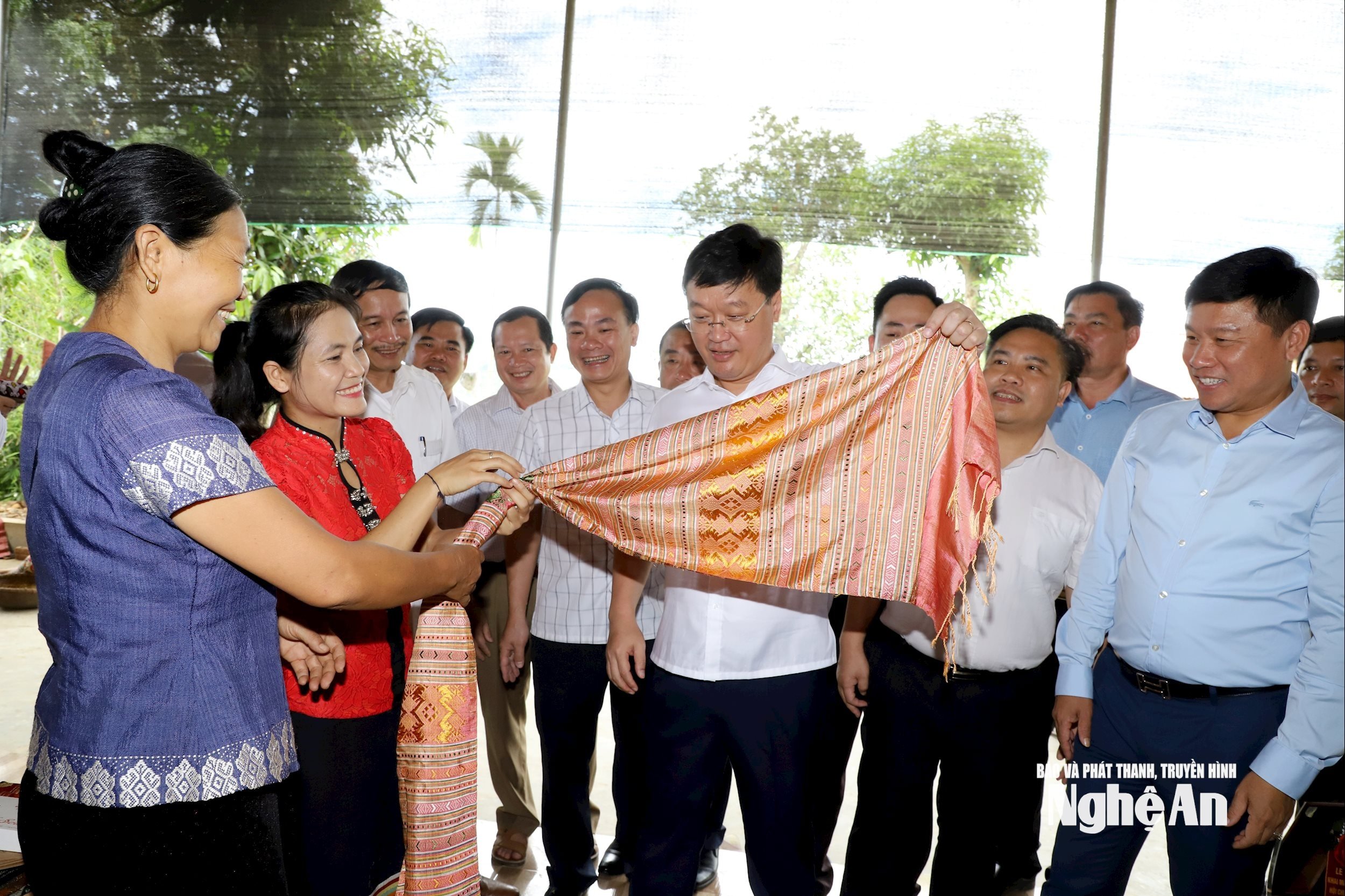 មកទស្សនាភូមិសហករណ៍តម្បាញ Hoa Tien ប្រធានគណៈកម្មាធិការប្រជាជនខេត្ត លោក Nguyen Duc Trung បានវាយតំលៃខ្ពស់ចំពោះគុណភាព និងការរចនាផលិតផលតម្បាញអំបោះ។ រូបថតរបស់ Pham Bang