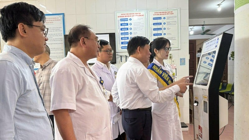 위원회 위원들은 Thanh Oai General Hospital에서 전자 의무 기록을 구현하는 데 필요한 장비를 검사하고 평가합니다.
