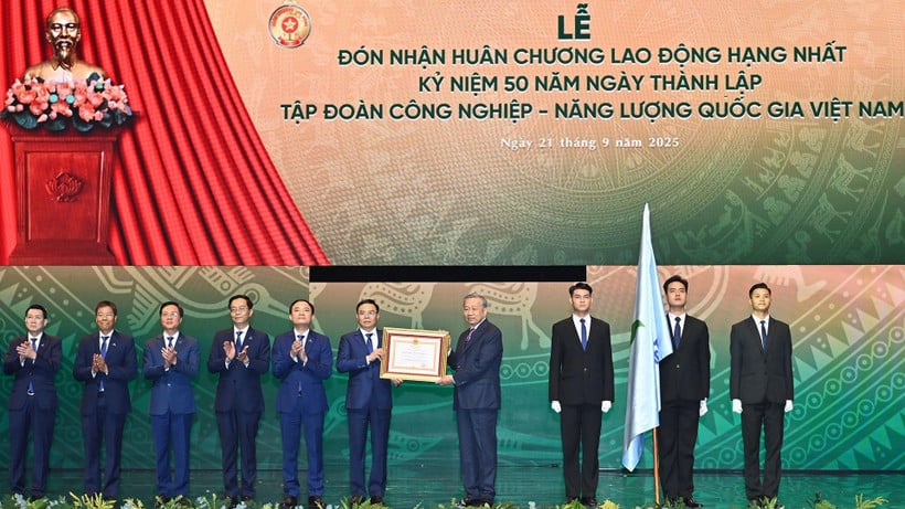 Tổng Bí thư Tô Lâm trao Huân chương Lao động hạng Nhất tặng Tập đoàn Công nghiệp-Năng lượng quốc gia Việt Nam. (Ảnh: ĐĂNG KHOA)