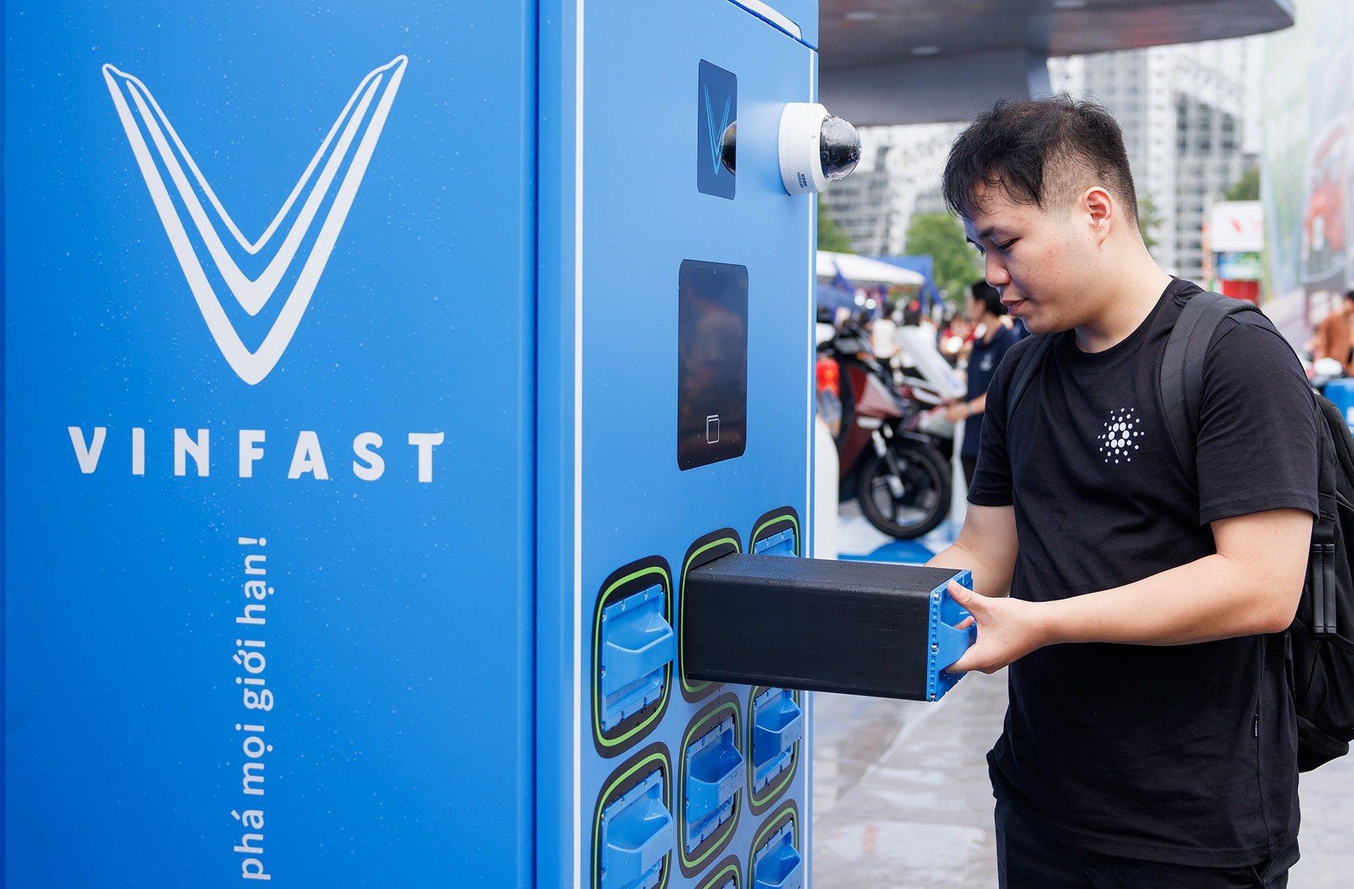 People-experiment-with-vinfast's-automatic-battery-changing-model.-anh-hl.jpg