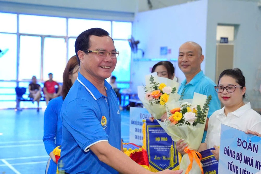 លើកទី១ រៀបចំមហោស្រពកីឡា ដើម្បីស្វាគមន៍មហាសន្និបាតគណៈប្រតិភូ គណៈកម្មាធិការមជ្ឈិមរណសិរ្សមាតុភូមិវៀតណាម និងអង្គការមជ្ឈឹម - រូបថត ៣