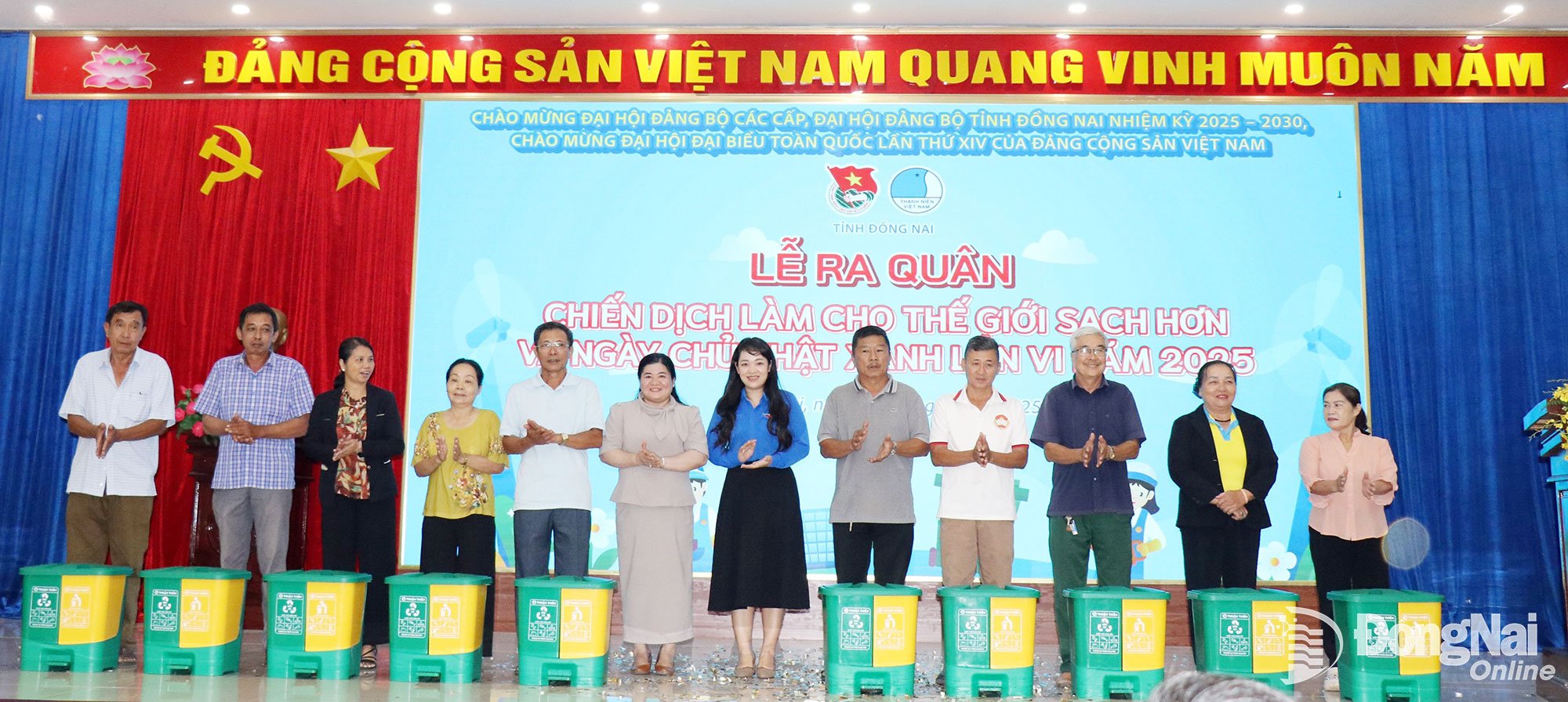 Trao tặng thùng rác cho các hộ dân trên địa bàn phường Chơn Thành. Ảnh: Ngọc Huyền