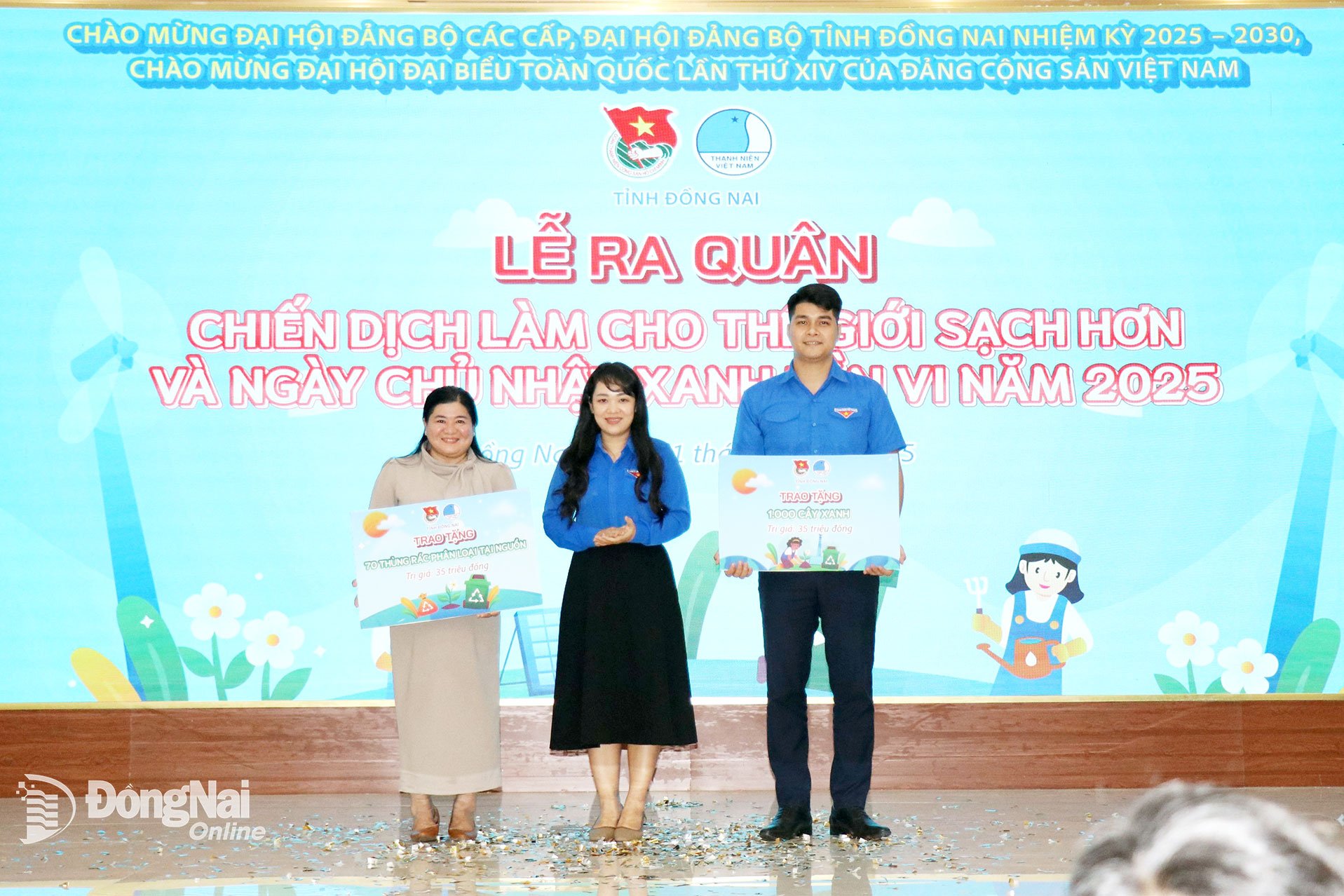 Ban Thường vụ Tỉnh đoàn trao tặng bảng tượng trưng 1.000 cây xanh và 70 thùng rác phân loại tại nguồn hỗ trợ phường Chơn Thành. Ảnh: Ngọc Huyền