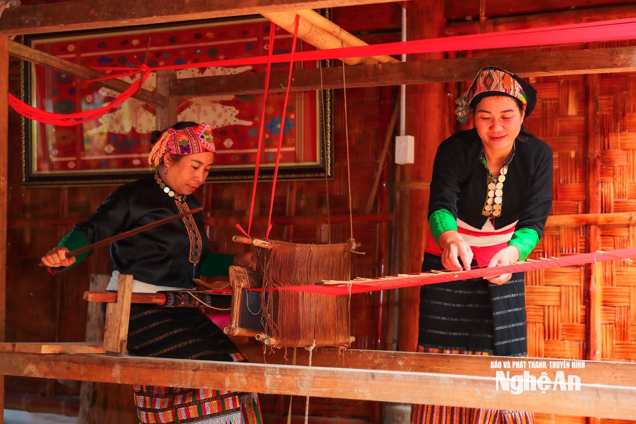 នៅក្នុងភូមិ ការត្បាញអាវទ្រនាប់នៅតែពេញនិយម។ រូបថតរបស់ Duc Anh