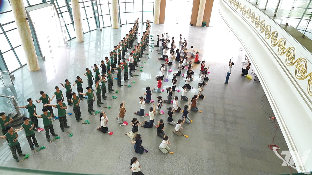 省軍司令部の兵士と教育大学の学生が一緒に訓練しています。