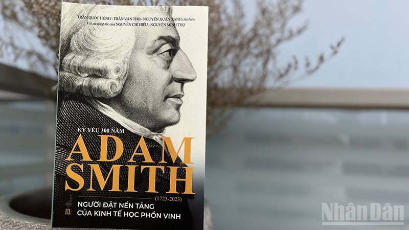 『アダム・スミス（1723-2023）生誕300年 ― 繁栄する経済の創始者』の表紙。（写真：リン・バオ）