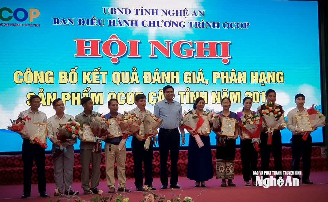 ៦.សមមិត្ត Hoang Nghia Hieu - អនុប្រធានគណៈកម្មាធិការប្រជាជនខេត្ត បានប្រគល់វិញ្ញាបនបត្រដល់ផលិតផលចំនួន ១៥ ដែលសម្រេចបានការចម្លងផ្កាយ ៤