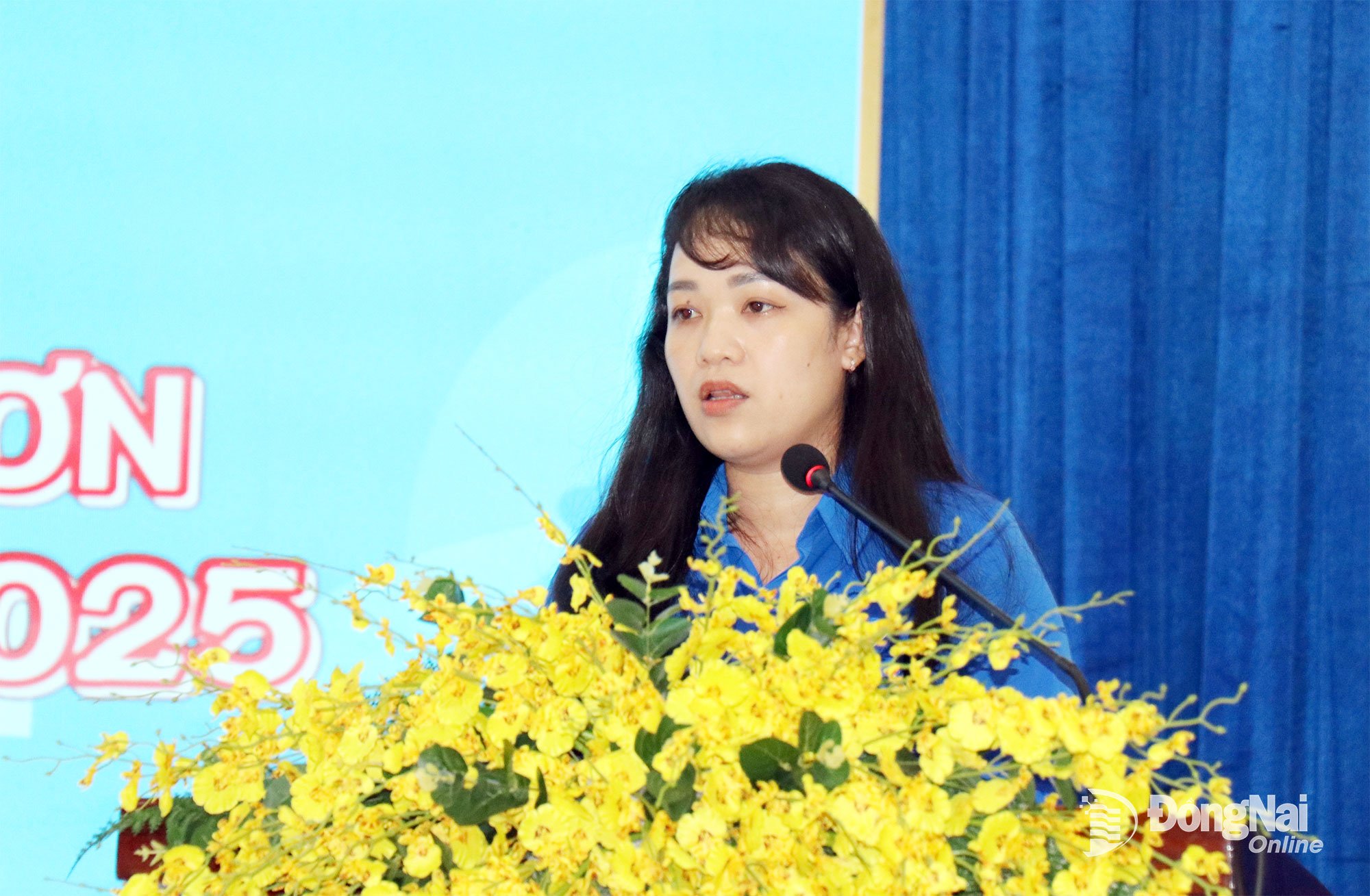 Phó Bí thư Tỉnh đoàn Nguyễn Trần Phương Hà phát biểu tại lễ ra quân. Ảnh: Ngọc Huyền