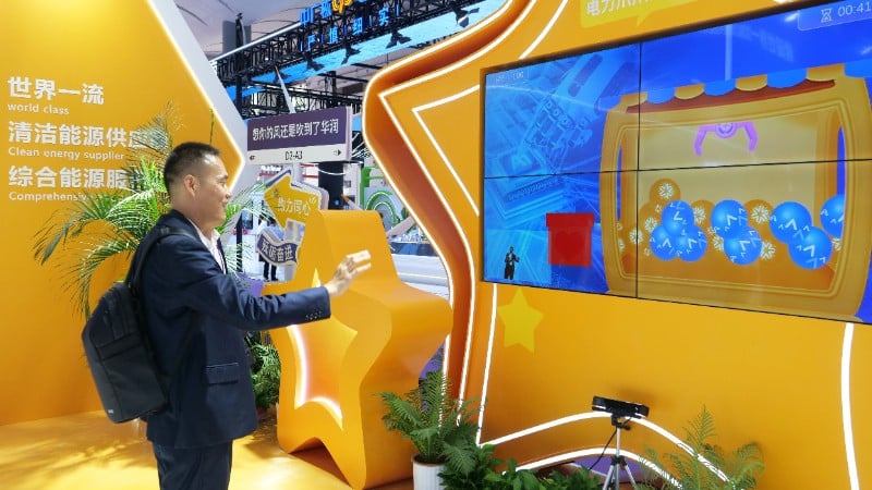 Khách tham quan trải nghiệm công nghệ AI tại Hội chợ CAEXPO 2025.