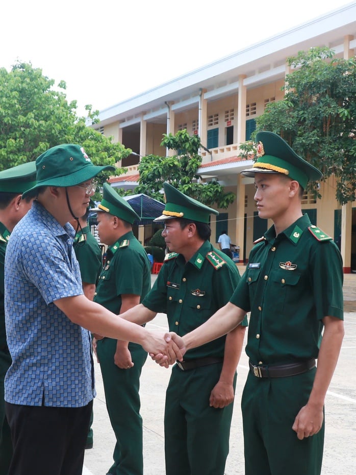 Bí thư Tỉnh ủy Cà Mau Nguyễn Hồ Hải thăm đảo Hòn Khoai- Ảnh 2.