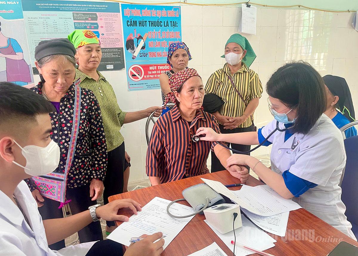 ប្រជាពលរដ្ឋ​ចាស់​នៅ​ឃុំ​ទុងបា​បាន​ទទួល​ការពិនិត្យ​សុខភាព​មូលដ្ឋាន។