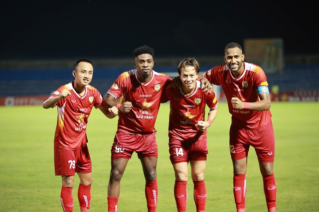 Le Viktor ភ្លឺឡើង Ha Tinh ទទួលបានកាតក្រហម ប៉ុន្តែនៅតែ 'បង្ខំ' SLNA ដើម្បីចែករំលែកពិន្ទុ: 2 គោលដៅដូចគ្នា - រូបថត 2 ។