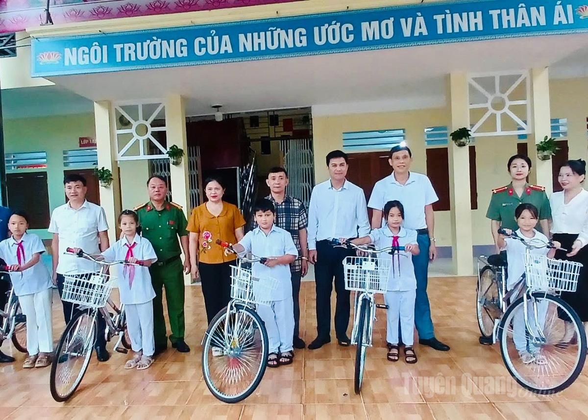 បរិច្ចាគកង់ដល់សិស្សសាលាបឋមសិក្សា Yen Dinh ឃុំ Ngoc Duong។