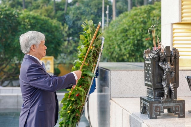 Đại biểu Đảng bộ MTTQ, các đoàn thể T.Ư vào Lăng viếng Chủ tịch Hồ Chí Minh- Ảnh 8.