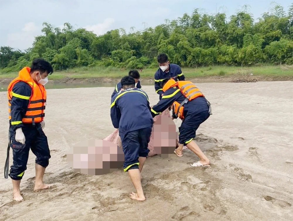 ប្រទះឃើញ​សាកសព​យុវជន​ម្នាក់​ដែល​លោត​ពីលើ​ស្ពាន Huu Nghi សង្កាត់ Hoa Binh ។