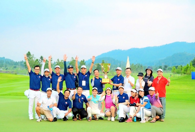 CLB golf họ Bùi lần đầu tiên vô địch kịch tính giải các dòng họ - Ảnh 2.