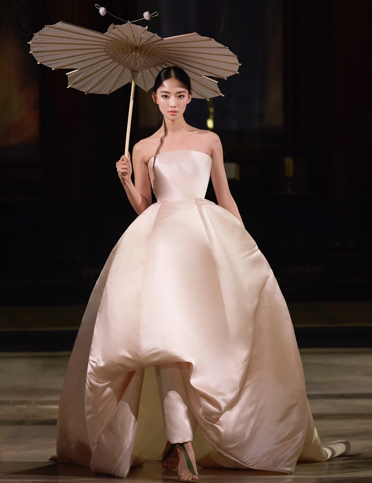 Nhà thiết kế Trần Hùng trình làng bộ sưu tập thứ 14 tại London Fashion Week - Ảnh 1.