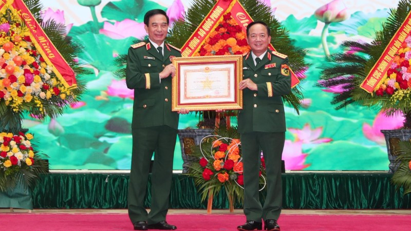 Az elnök felhatalmazásával Trinh Van Quyet tábornok, a Párt Központi Bizottságának titkára, a Vietnami Néphadsereg Általános Politikai Osztályának igazgatója átadta az első osztályú katonai kizsákmányolási parancsot Phan Van Giang tábornoknak, a Politikai Bizottság tagjának, a Központi Katonai Bizottság titkárhelyettesének, nemzetvédelmi miniszternek. (Fotó: Trong Duc)
