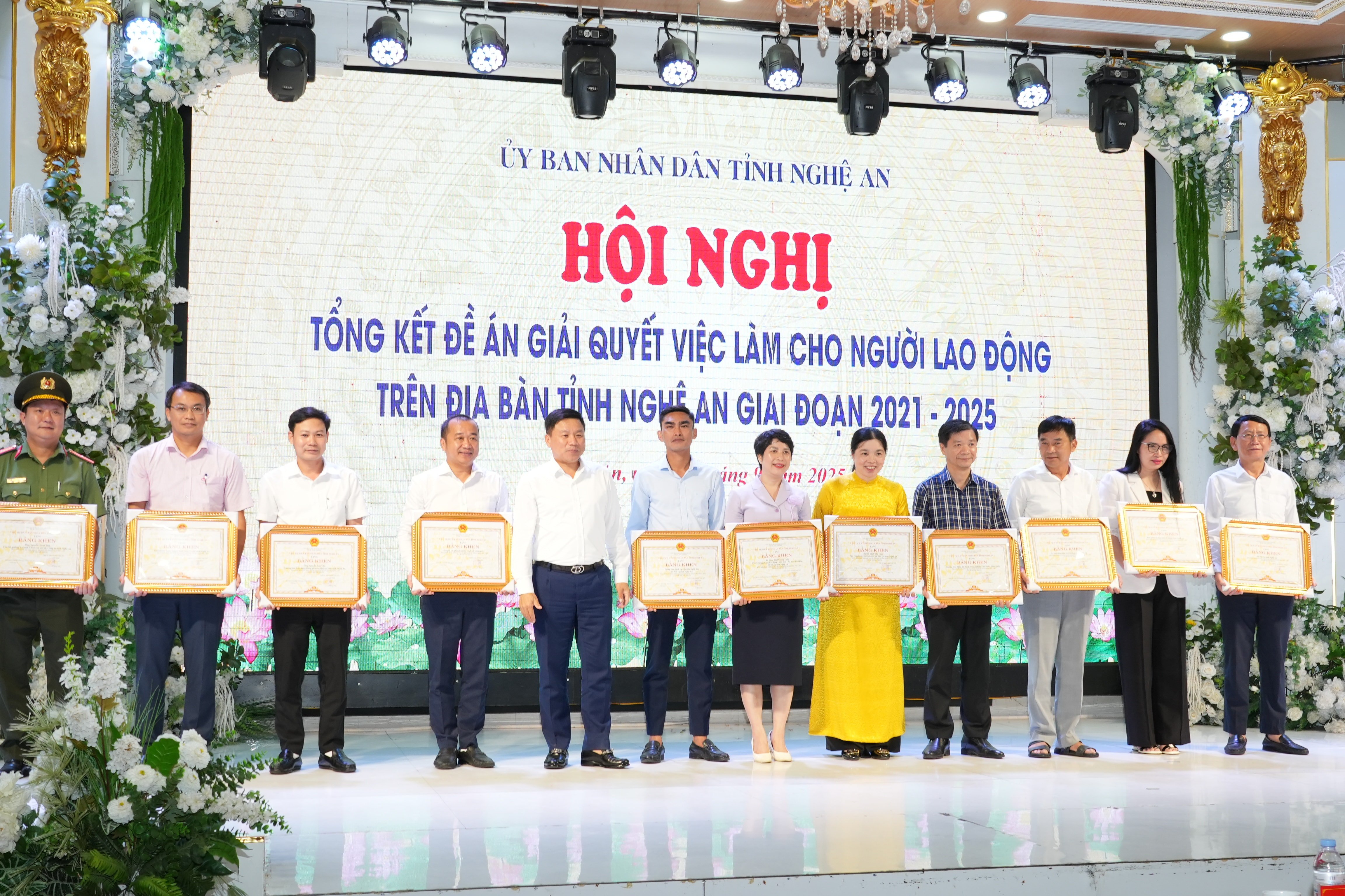 ការប្រគល់វិញ្ញាបនបត្រនៃគុណសម្បត្តិដល់បុគ្គលនិងក្រុម