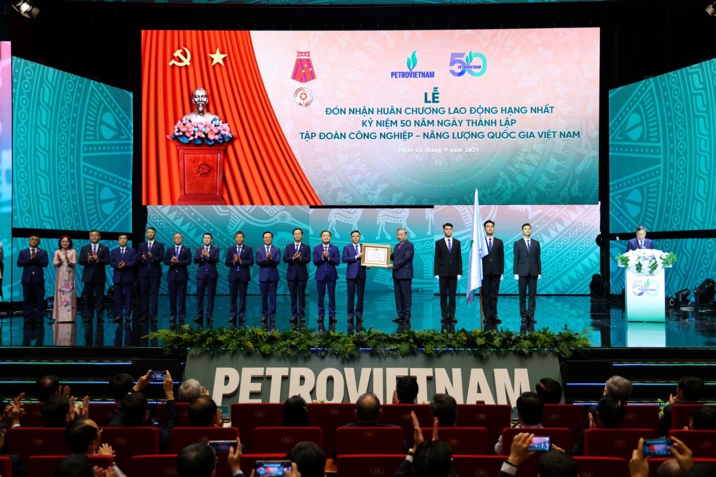 អគ្គលេខាធិកា To Lam រំពឹងថា Petrovietnam នឹងក្លាយជា 