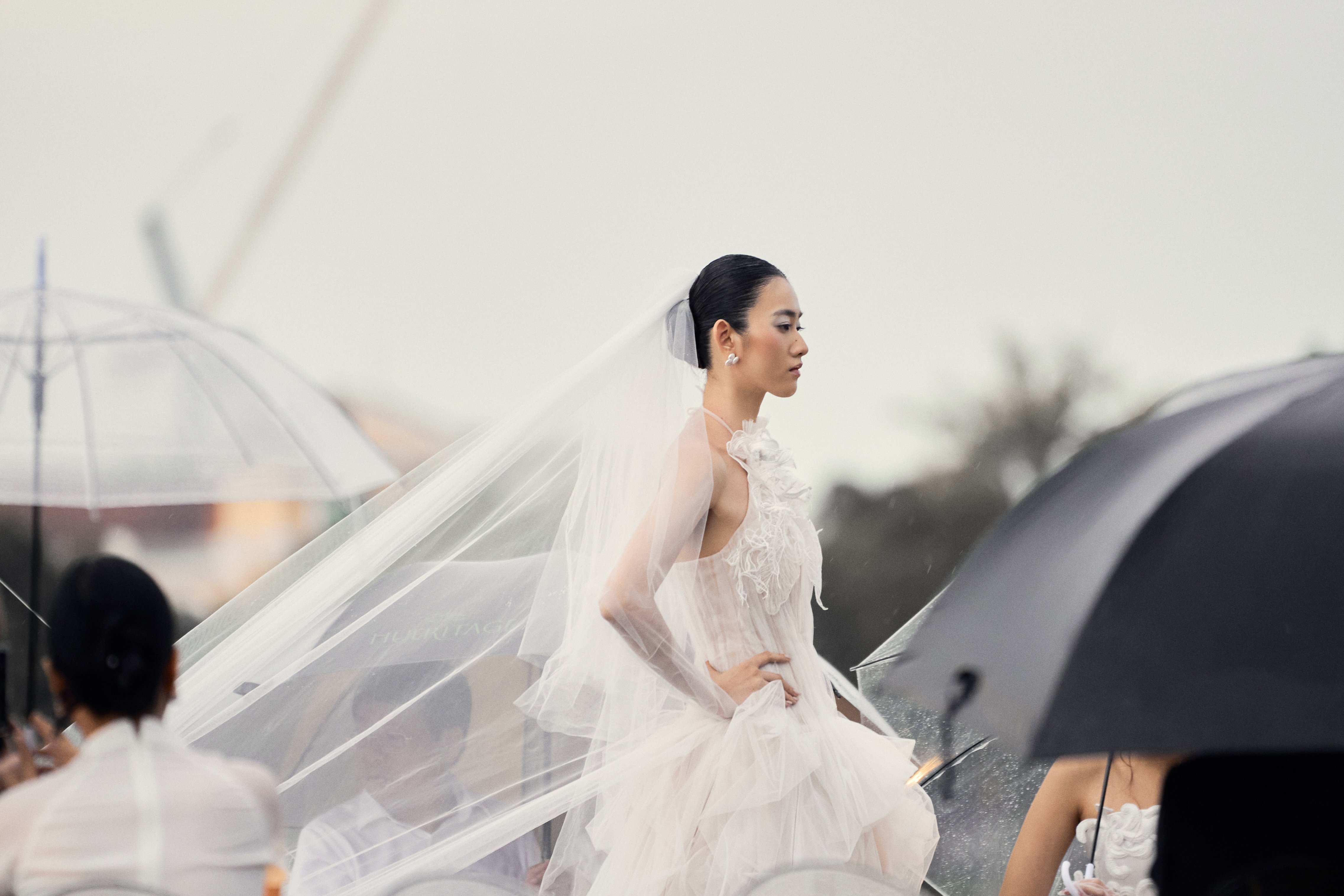 Lan Khuê và dàn sao đội mưa xem trình diễn thời trang trên sông Hương - 8