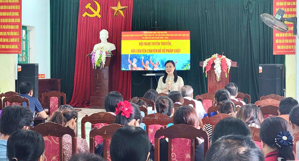 អ្នកយកព័ត៌មានខេត្តចុះផ្សព្វផ្សាយច្បាប់នៅឃុំថាញ់ម៉ៃ។