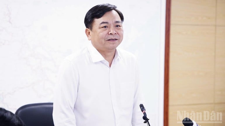 Thứ trưởng Nông nghiệp và Môi trường Nguyễn Hoàng Hiệp chỉ đạo tại cuộc họp.