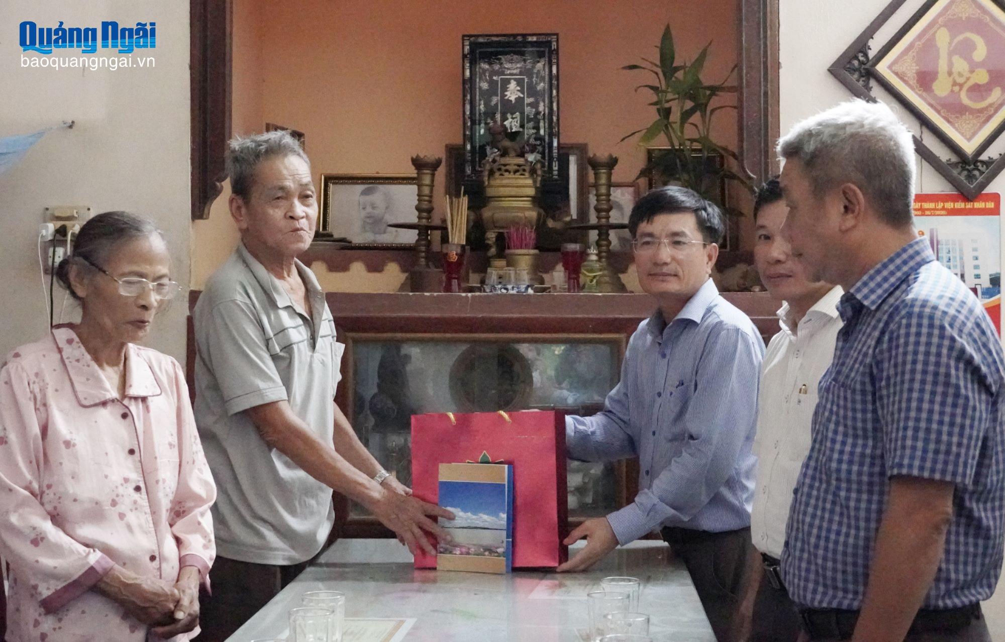 Wakil Ketua Komite Rakyat Provinsi Nguyen Ngoc Sam mengunjungi dan memberikan bingkisan kepada Bapak Bui Tan Cu.