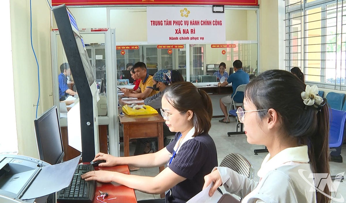 Cán bộ một cửa tại xã Na Rì hướng dẫn người dân thực hiện thủ tục hành chính trên môi trường số.
