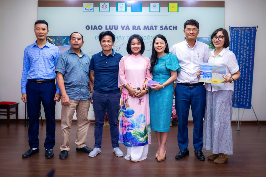 nha-tho-ngo-thanh-van-chup-anh-voi-ban-van.jpg