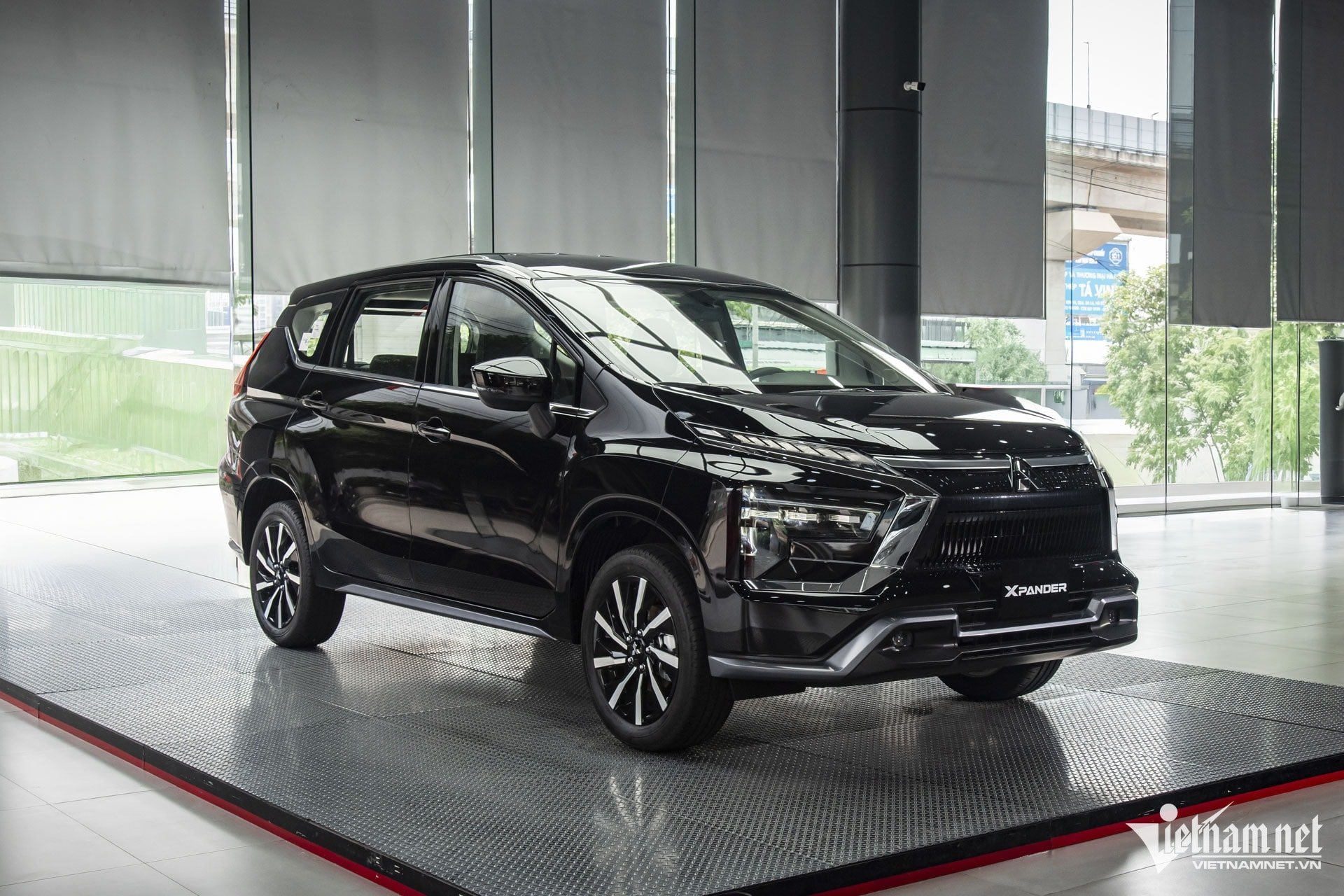 ផ្នែកខាងក្រៅរបស់ Mitsubishi Xpander និង Xpander Cross 2025 ជាមួយនឹងរូបរាងដ៏ស្រស់បំព្រងនៅផ្នែកខាងមុខ និងខាងក្រោយរថយន្ត