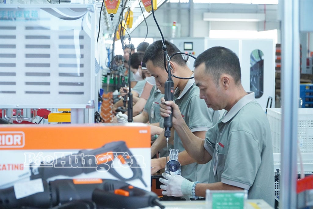 កម្មករនៃក្រុមហ៊ុន Keystone Electrical Vietnam Co., Ltd នៅសួនឧស្សាហកម្ម Lien Ha Thai ប្រមូលផ្តុំឧបករណ៍អគ្គិសនីចល័តសម្រាប់ការនាំចេញ។