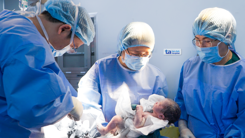 Em bé chào đời bằng kỹ thuật thụ tinh trong ống nghiệm. 