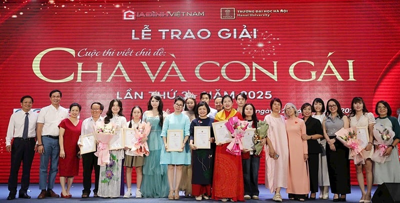 អ្នកនិពន្ធដែលទទួលបានជ័យលាភីបានថតរូបអនុស្សាវរីយ៍ក្នុងពិធីបិទ និងប្រគល់រង្វាន់នៃការប្រលងសរសេរ “ឪពុក និងកូនស្រី” លើកទី៣។ រូបថត | ខៀវ មីន