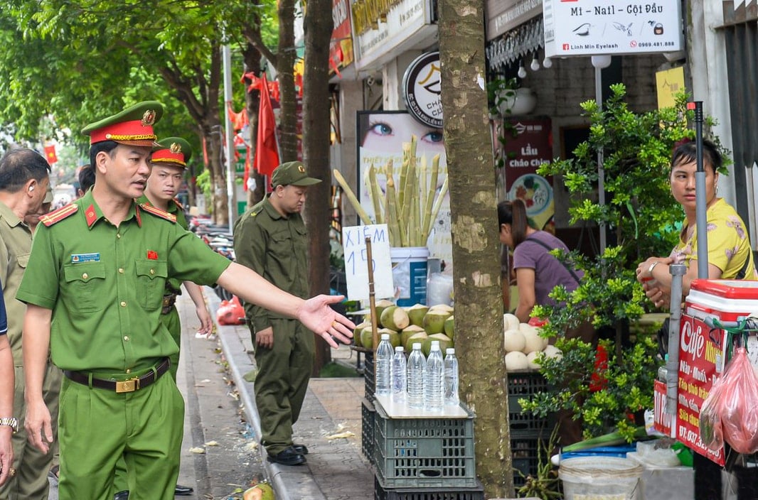 The-competent-officer-Phuong-Vinh-was-request-to-handle-cases-of-lan-chiem-via-he-long-duong-lam-nha-doanh-buon-ban.-anh-vov.jpg