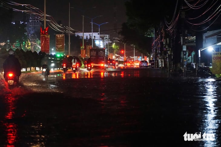 Đường sá phố biển Nha Trang ngập trong 'biển mưa', xe cộ ùn ứ - Ảnh 9.
