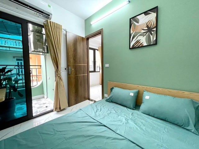 Tân sinh viên chật vật tìm nhà trọ giữa Hà Nội đắt đỏ - Ảnh 1.