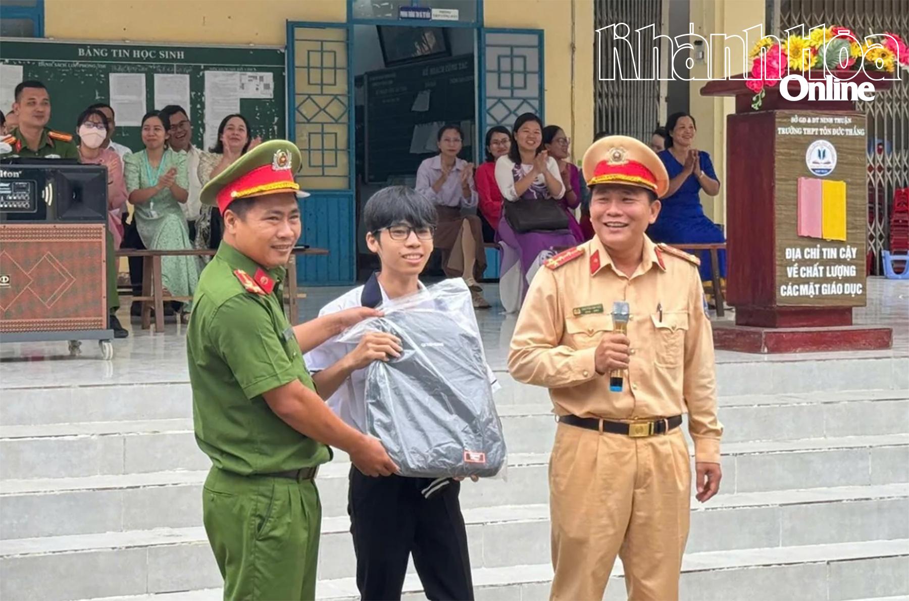 តំណាងនគរបាលឃុំ Xuan Hai បានផ្តល់អំណោយដល់សិស្សានុសិស្សដែលឆ្លើយសំណួរសំណួរបានត្រឹមត្រូវក្នុងវគ្គឃោសនា។