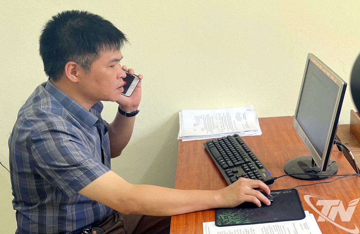 Pan Le Cong Huan, soudní úředník z obce Sang Moc, pracuje online, aby pomohl lidem.