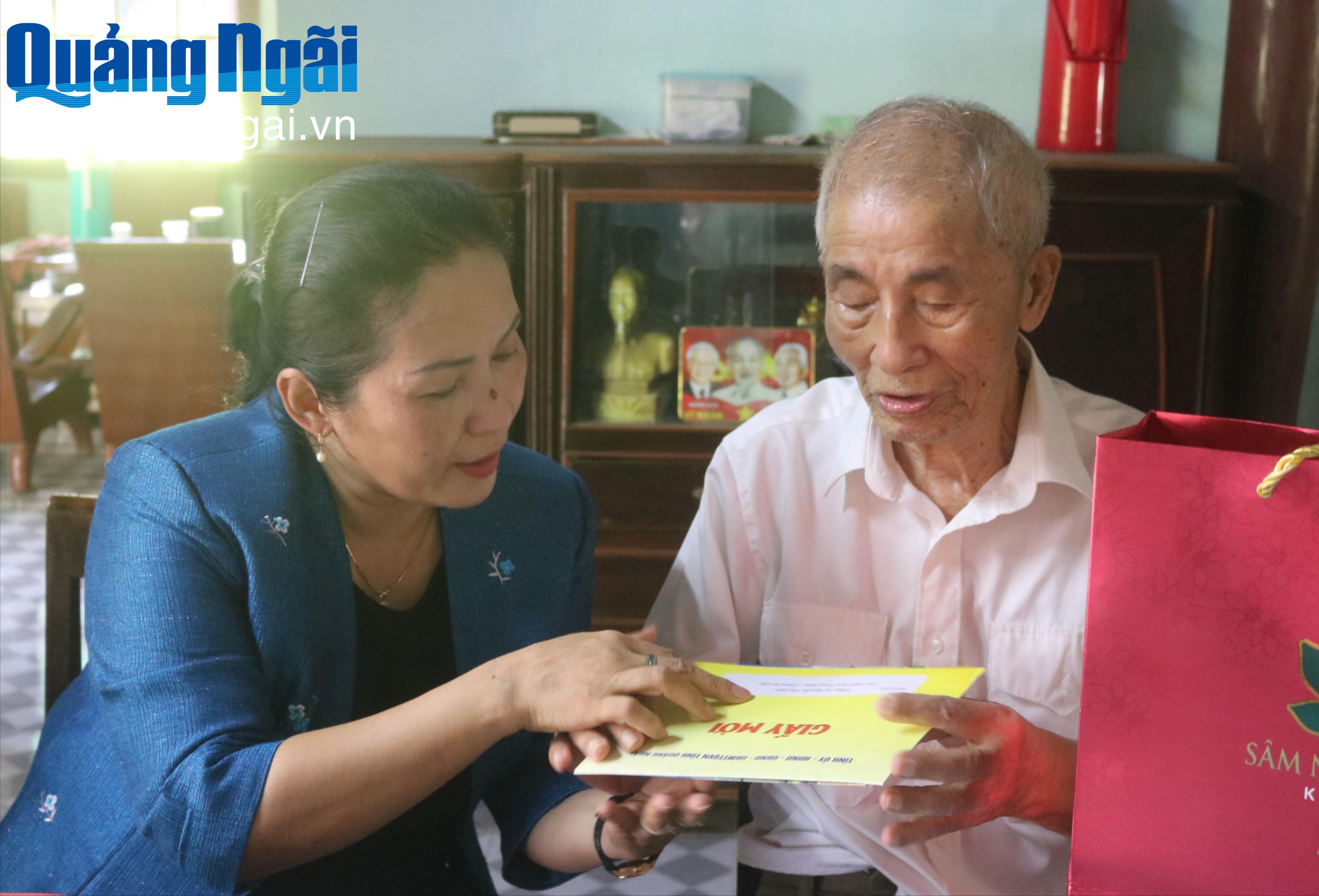Wakil Sekretaris Komite Partai Provinsi Dinh Thi Hong Minh dengan hormat mengirimkan undangan kepada orang-orang yang berkontribusi pada pertempuran Van Tuong untuk menghadiri Peringatan 60 Tahun Hari Kemenangan Van Tuong.
