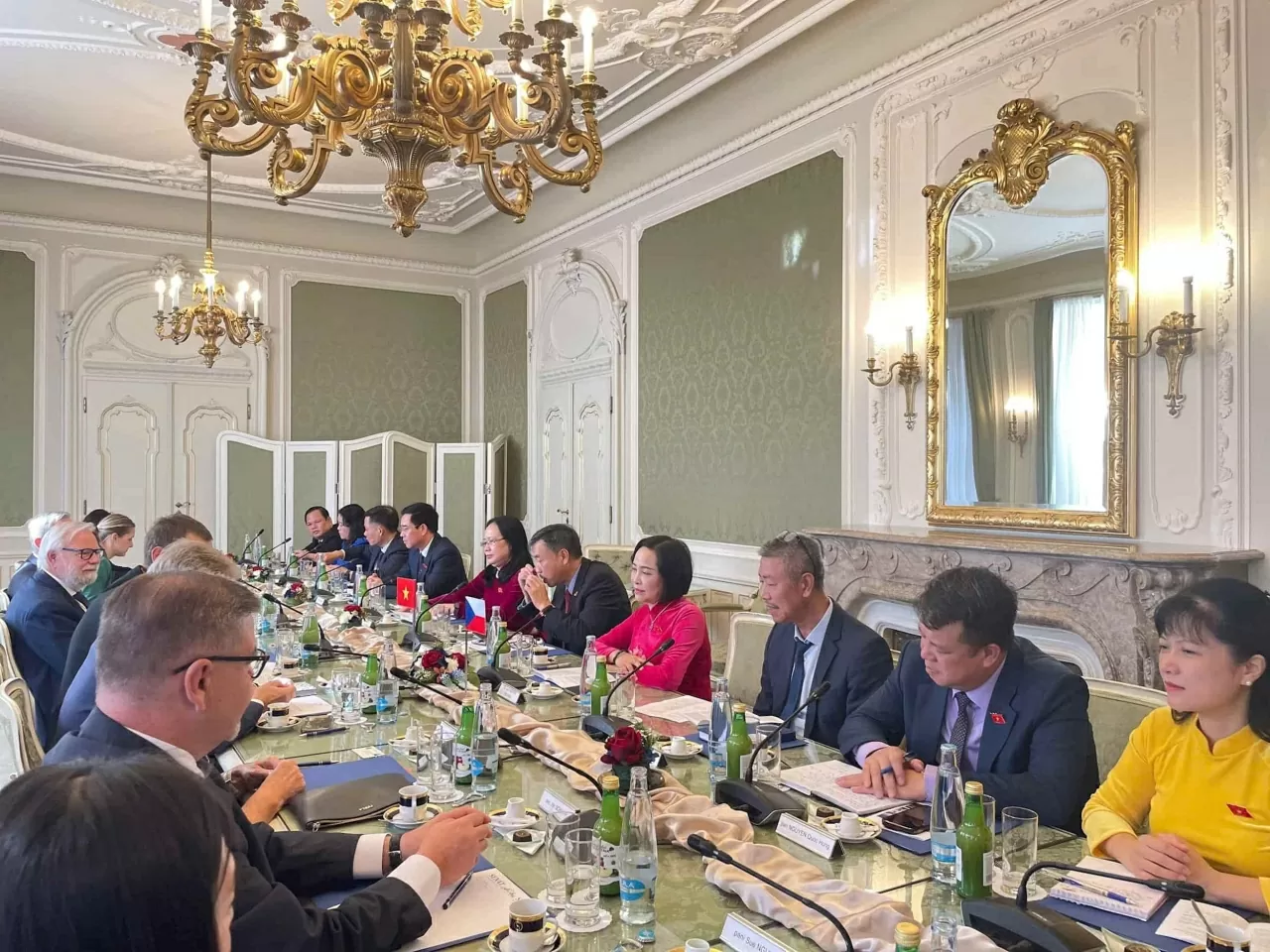 Phó Chủ tịch Quốc hội Nguyễn Thị Thanh cảm ơn và mong muốn chính quyền các cấp của Czech tiếp tục tạo điều kiện thuận lợi cho cộng đồng người Việt Nam tại Czech hội nhập sâu rộng. Ảnh: T. Cường
