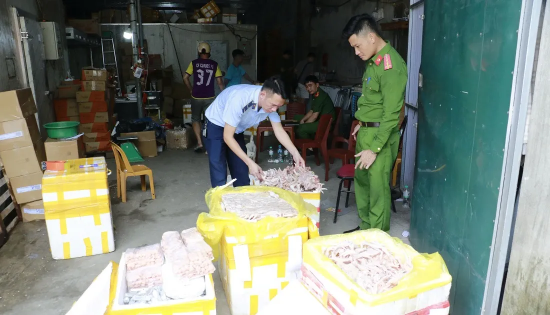 Nghệ An: Phát hiện hàng ngàn chân gà, xúc xích, nem chua thịt không rõ nguồn gốc