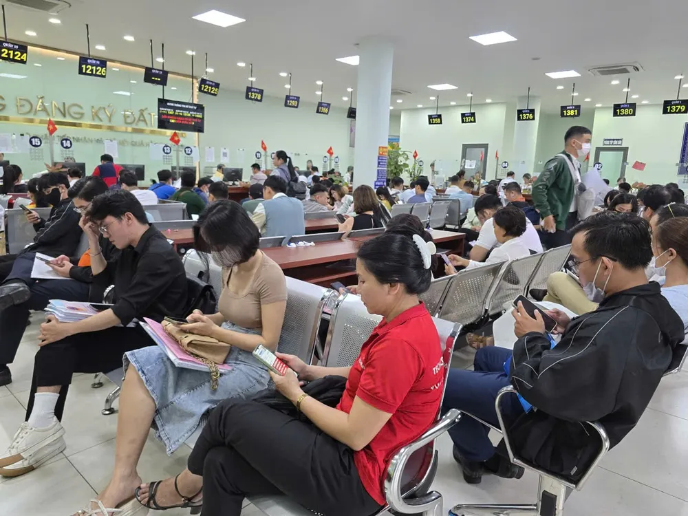 Người dân làm thủ tục Đăng ký Đất đai tại Chi Nhánh Thủ Đức. Ảnh: Đỗ Trà Giang