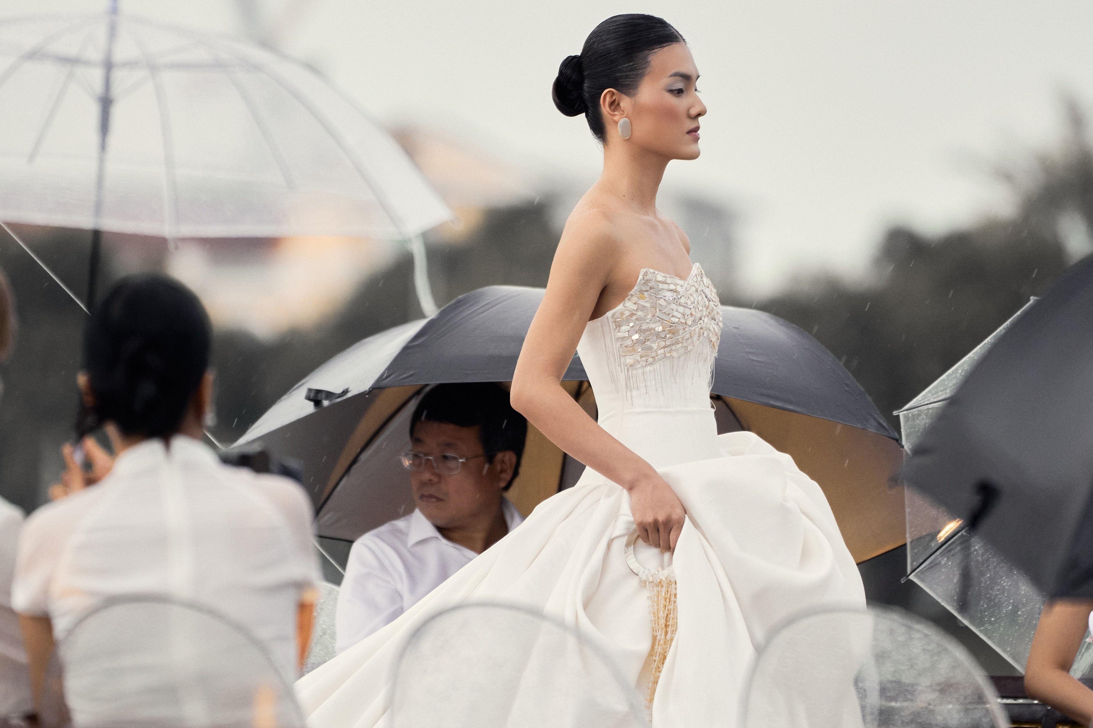 Lan Khuê và dàn sao đội mưa xem trình diễn thời trang trên sông Hương - 9