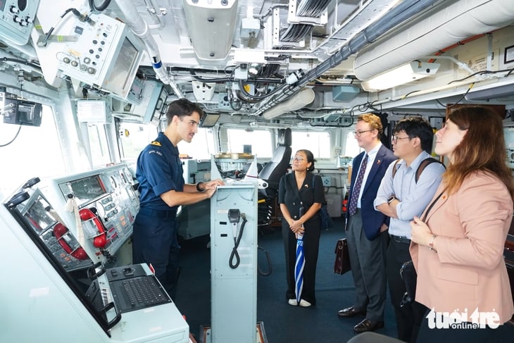 Tàu Hải quân Anh HMS Richmond trở lại TP.HCM sau 4 năm - Ảnh 9.