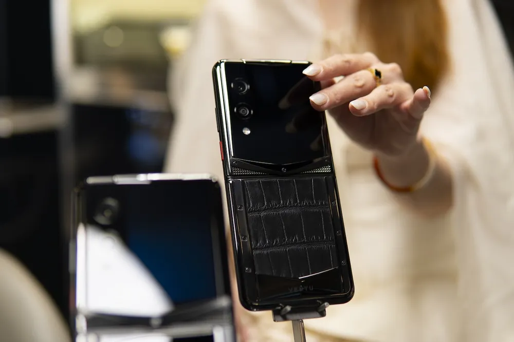 Vertu Vietnam - Quantum Flip Black Crocodile.JPG