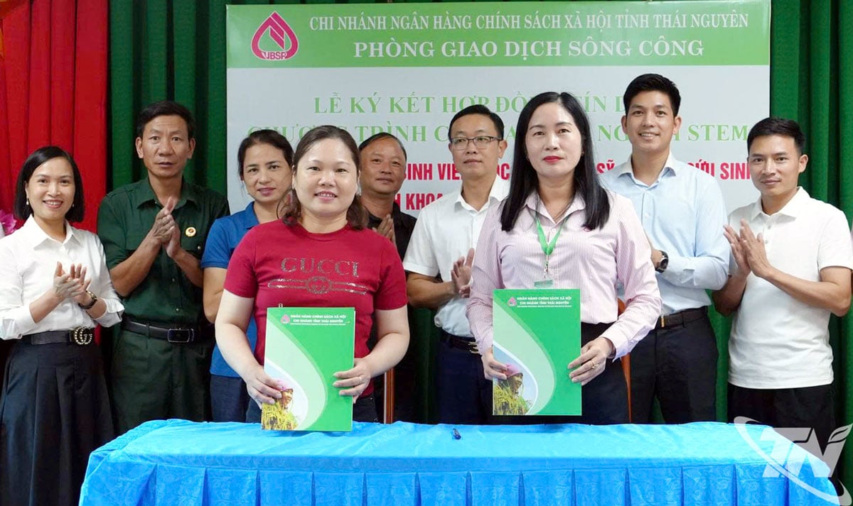 Phòng giao dịch NHCSXH Sông Công tổ chức ký kết hợp đồng giải ngân chương trình cho vay học ngành STEM.